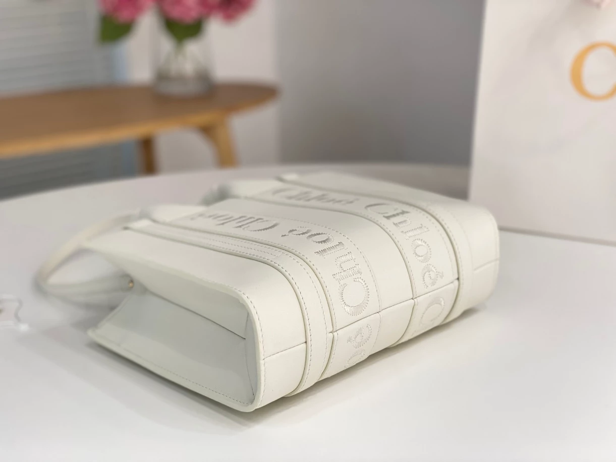 Chloé Small Woody Tote Bag Smooth Calfskin With Chloé Logo - MB013 - Image 7