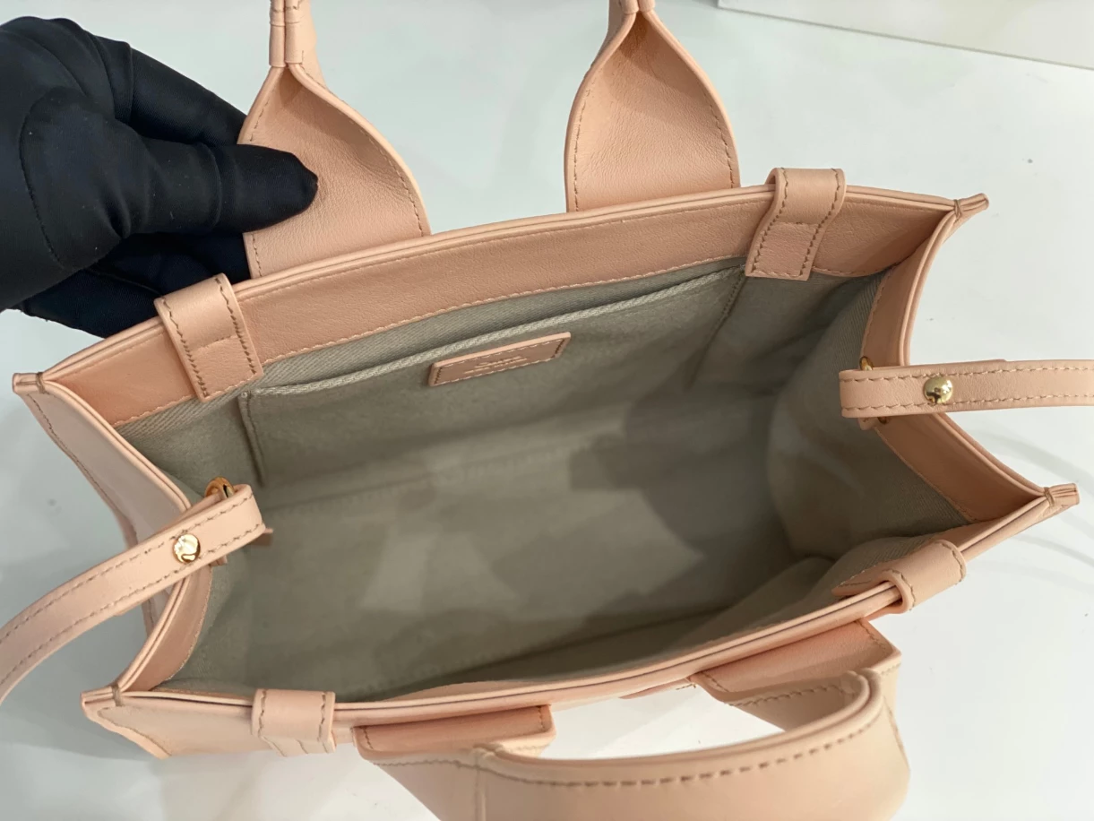 Chloé Small Woody Tote Bag Smooth Calfskin With Chloé Logo - MB016 - Image 4