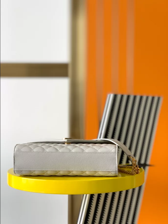 Envelope Medium in Quilted Grain de Poudre Embossed Leather bag - Image 9