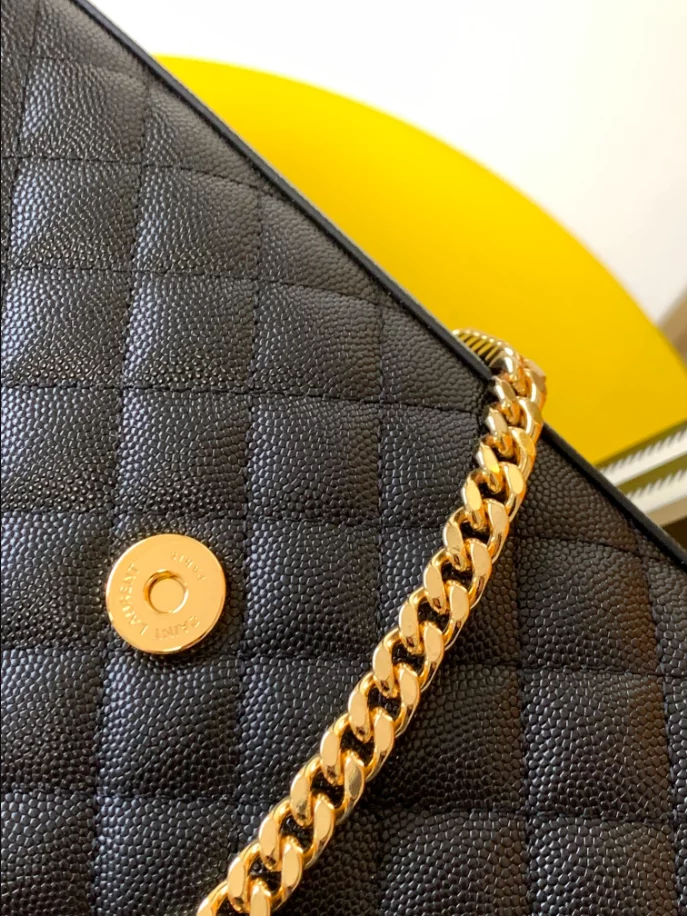 Envelope Medium in Quilted Grain de Poudre Embossed Leather bag - Image 5