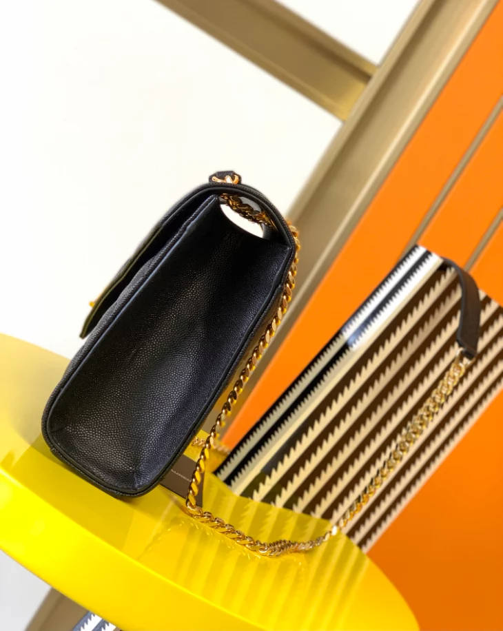 Envelope Medium in Quilted Grain de Poudre Embossed Leather bag - Image 8