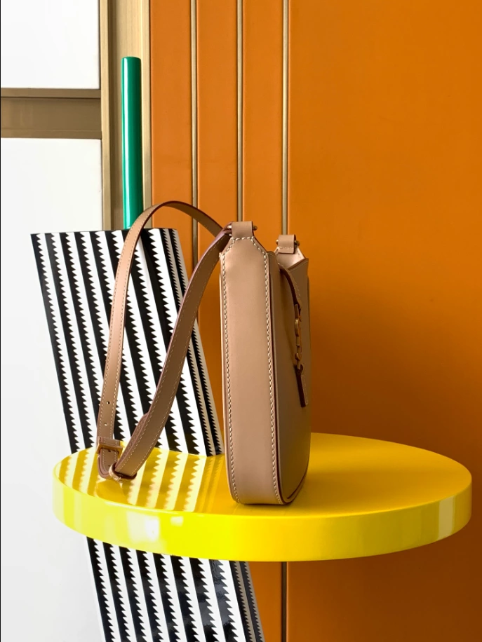 LE 5 À 7 Vertical in Smooth Leather bag - Image 9