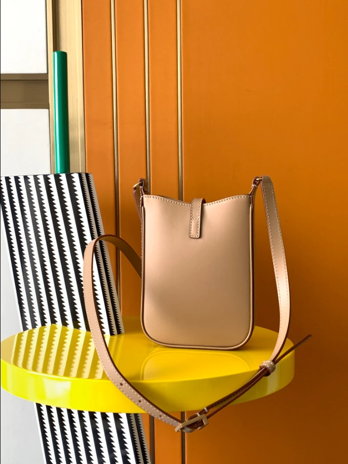 LE 5 À 7 Vertical in Smooth Leather bag - Image 4