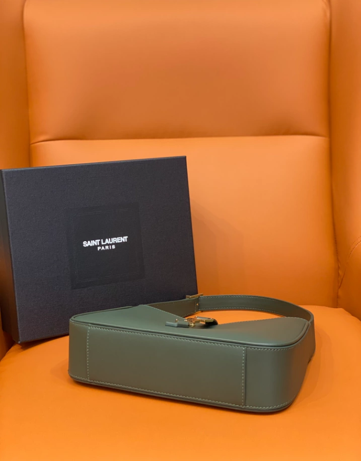 LE 5 à 7 in smooth leather bag - Image 7