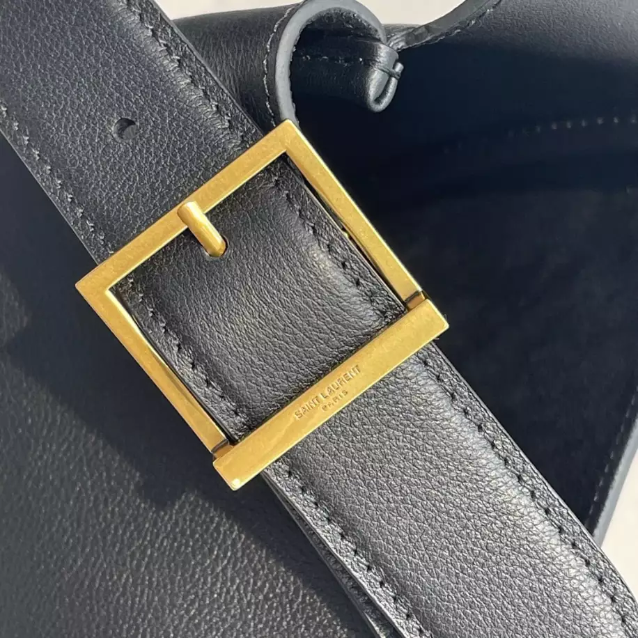 Le 5 à 7 Supple Large in smooth leather Bag - Image 10