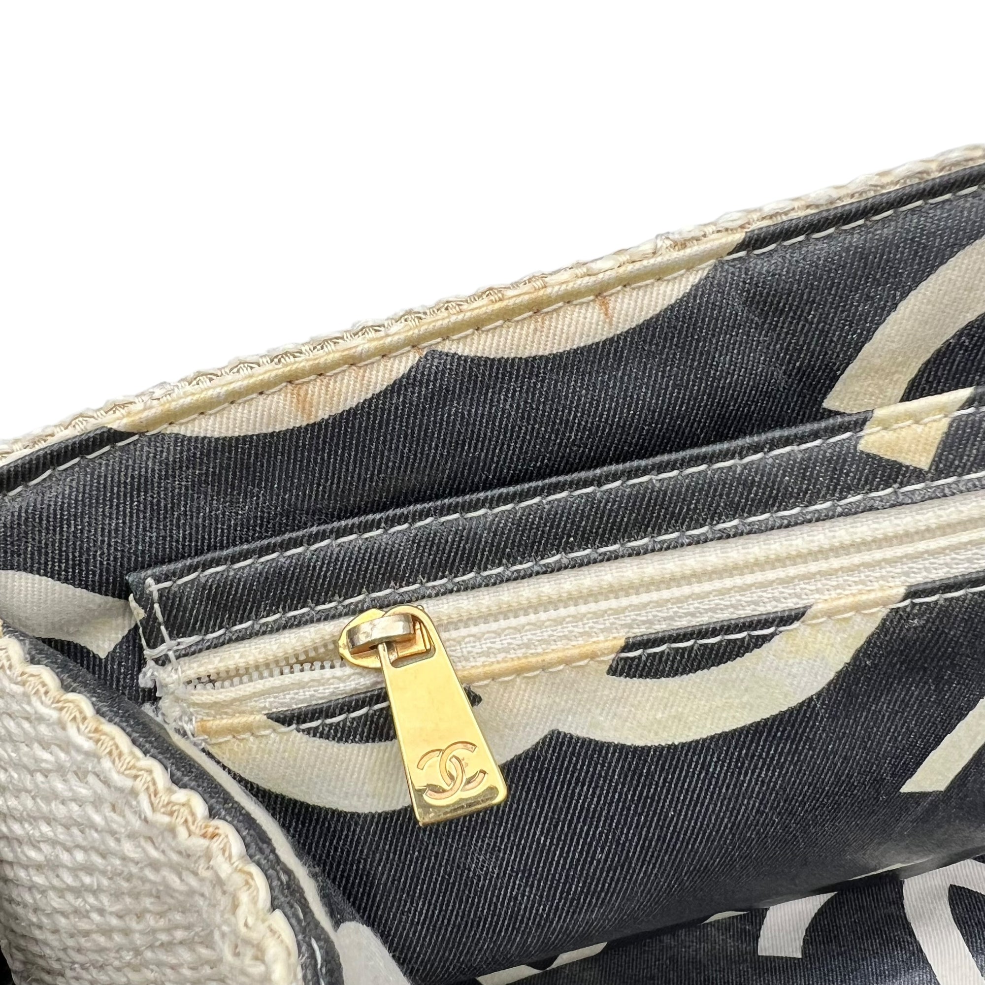 CC White Shoulder Bag in Raffia, Resin hardware - Image 10