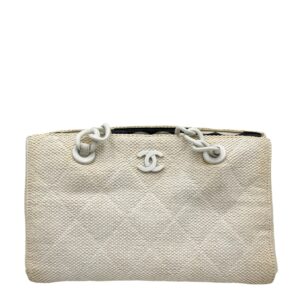 CC White Shoulder Bag in Raffia, Resin hardware