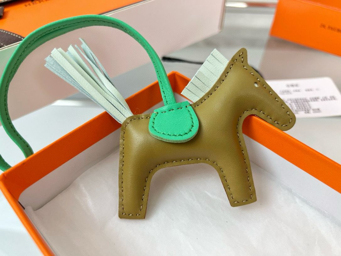 Hermes Rodeo PM Bag Charm in Sesame/Vert Fizz/Green Lambskin - Image 5