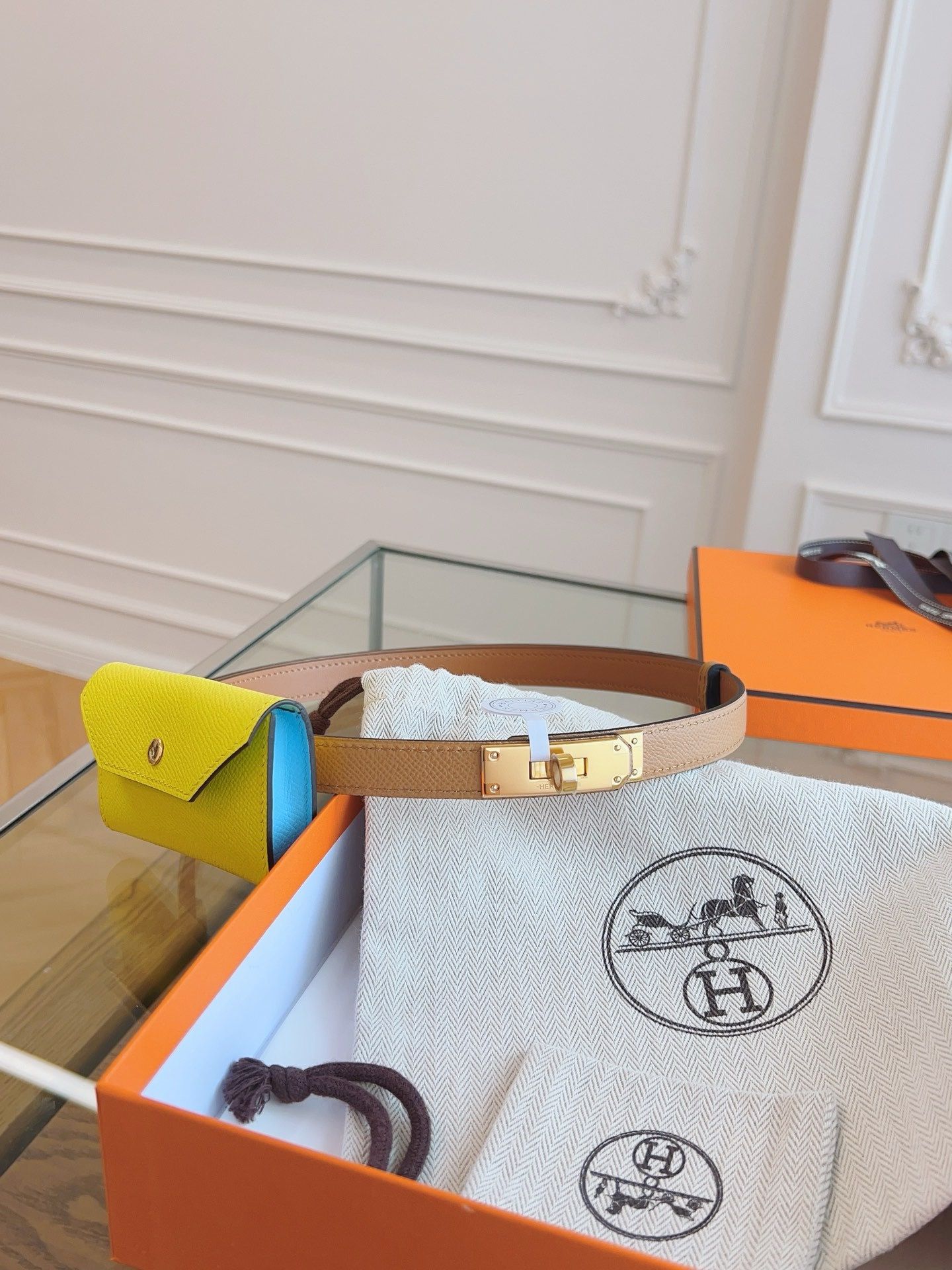 Hermes Kelly Pocket 18 Belt in Biscuit and Soufre Epsom Calfkin - Image 3