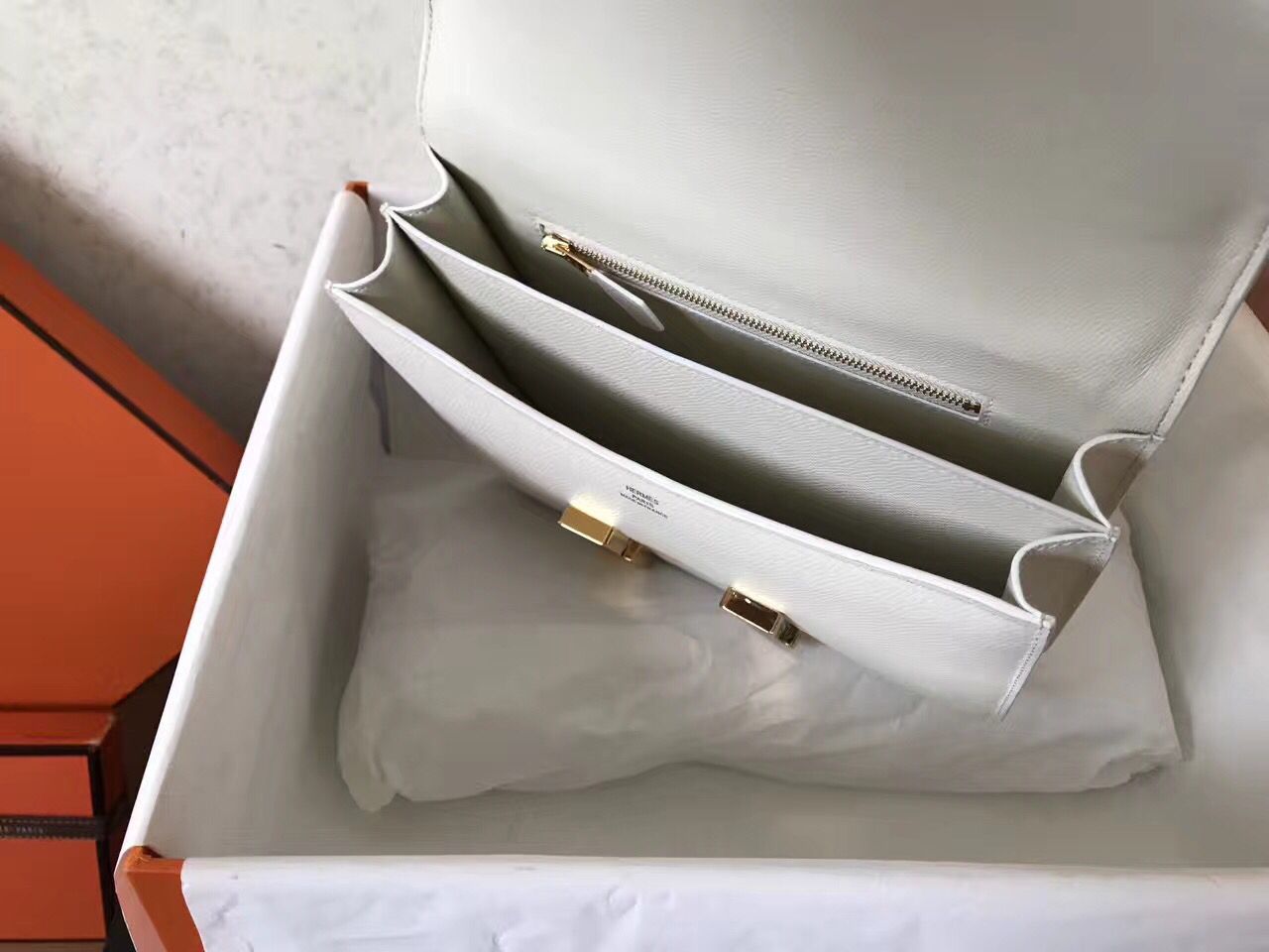 Hermes Constance 24 Handmade Bag In White Epsom Leather - Image 3