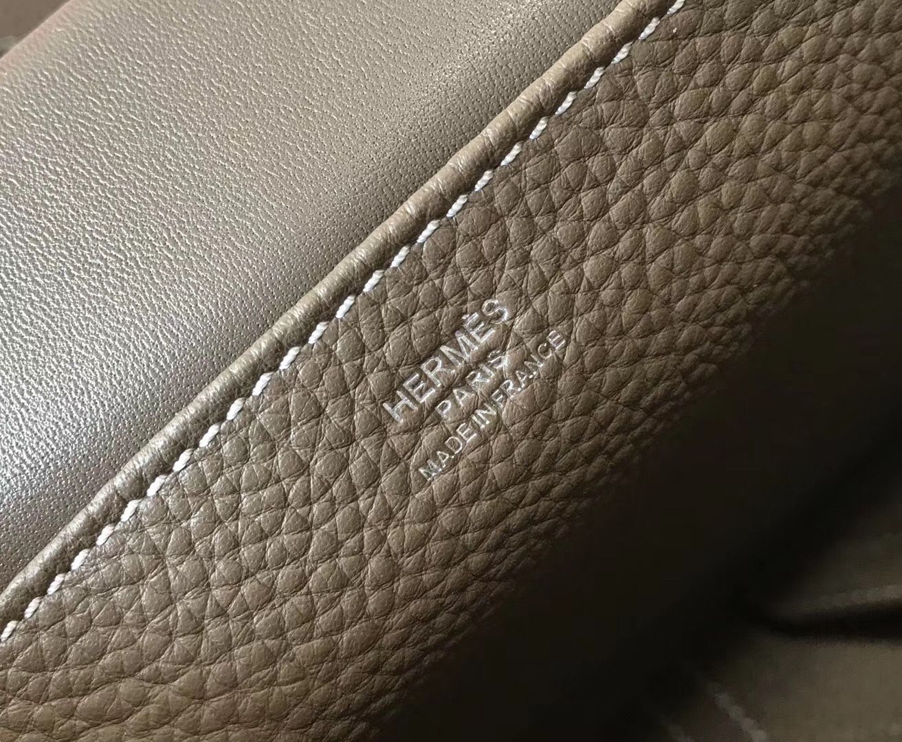 Hermes Halzan 31cm Bag In Taupe Clemence Leather - Image 4