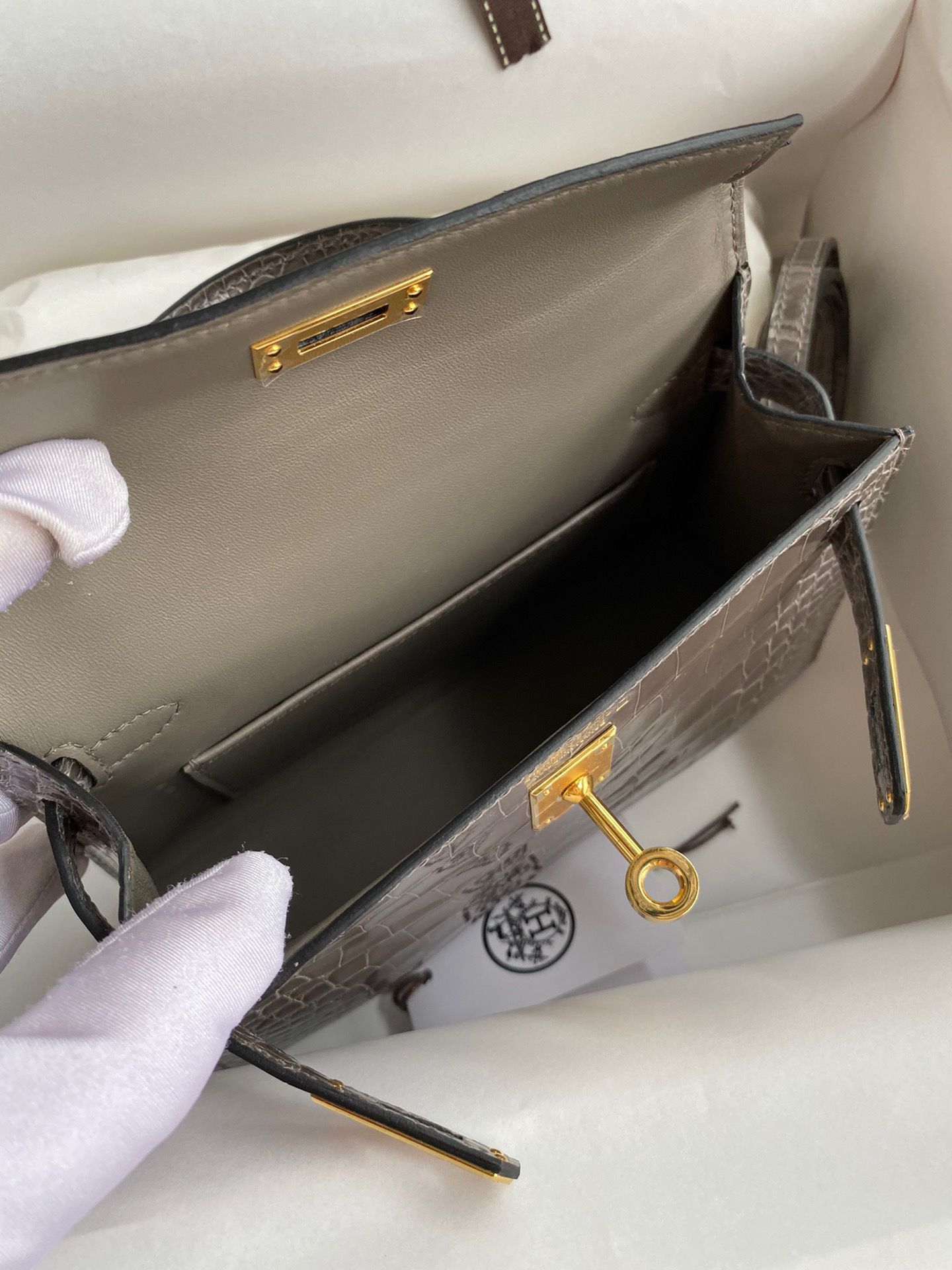 Hermes Kelly Mini II Sellier Handmade Bag in Gris Tourterelle Shiny Alligator Leather - Image 10