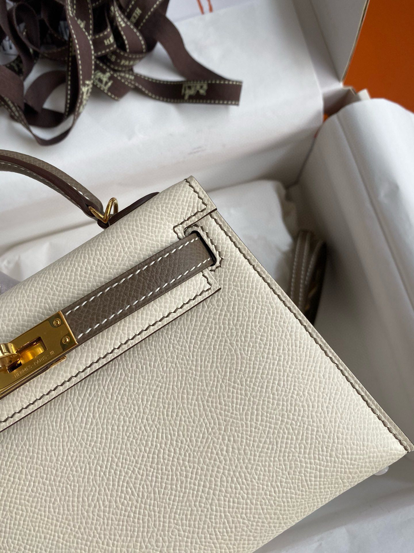 Hermes Kelly Mini II Sellier Bicolor Handmade Bag in Nata and Taupe Epsom Calfskin - Image 5