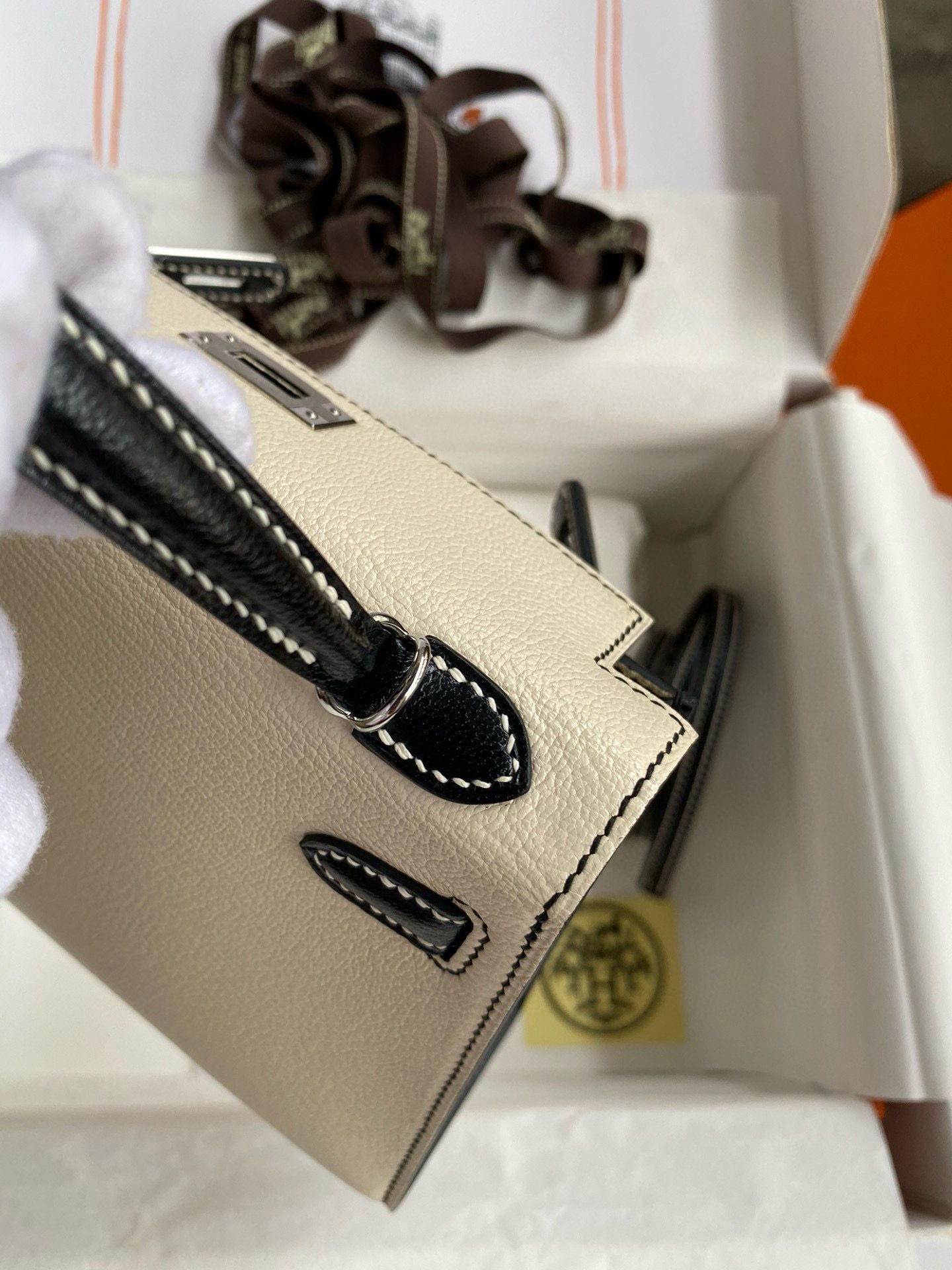 Hermes Kelly Mini II Sellier Bicolor Handmade Bag in Nata and Black Chevre Mysore Leather - Image 8
