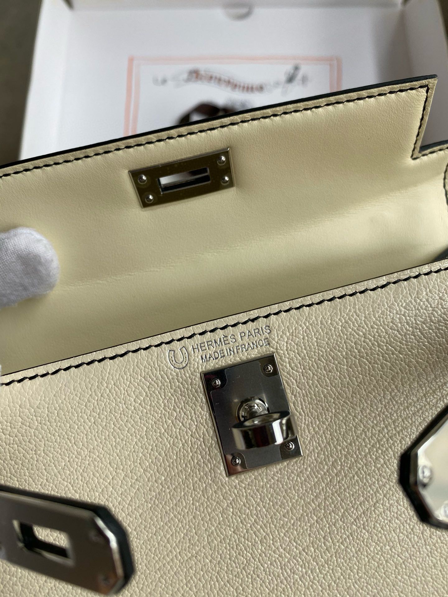 Hermes Kelly Mini II Sellier Bicolor Handmade Bag in Nata and Black Chevre Mysore Leather - Image 9