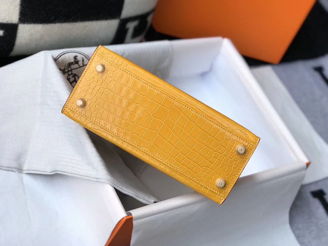 Hermes Kelly 25cm Handmade Bag In Yellow Embossed Crocodile Leather - Image 9