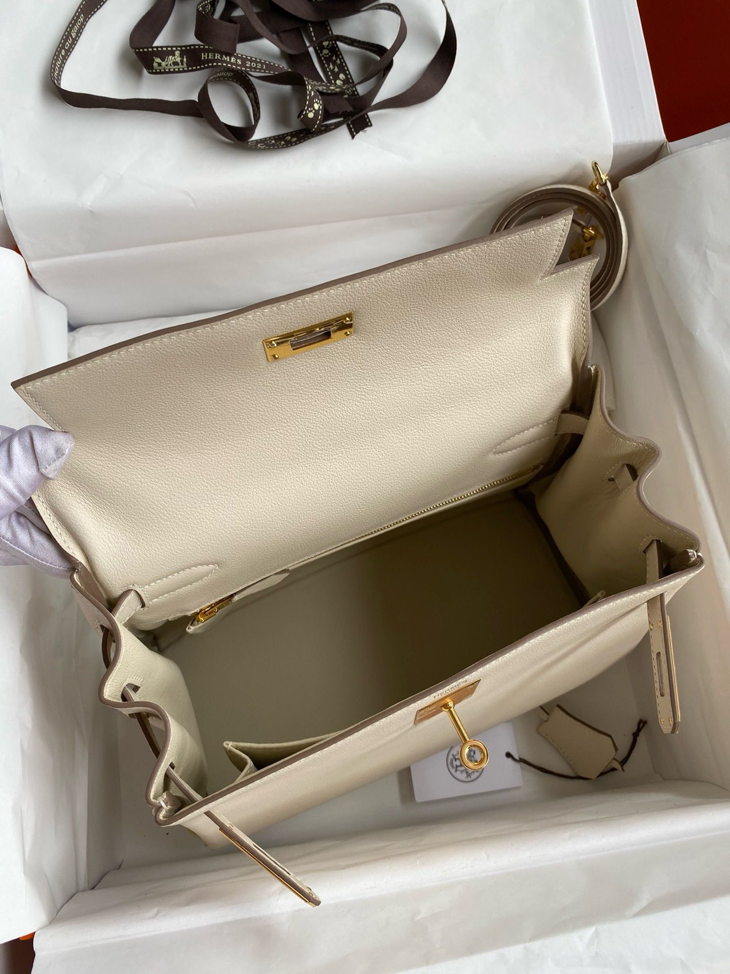 Hermes Kelly Retourne 28 Handmade Bag in Craie Evercolor Calfskin - Image 7