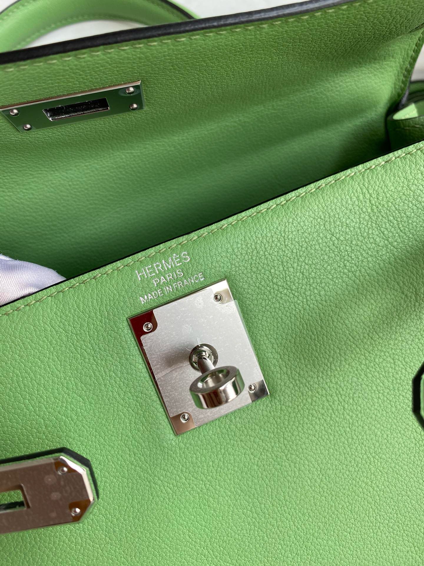 Hermes Kelly Retourne 28 Handmade Bag in Vert Criquet Evercolor Calfskin - Image 8