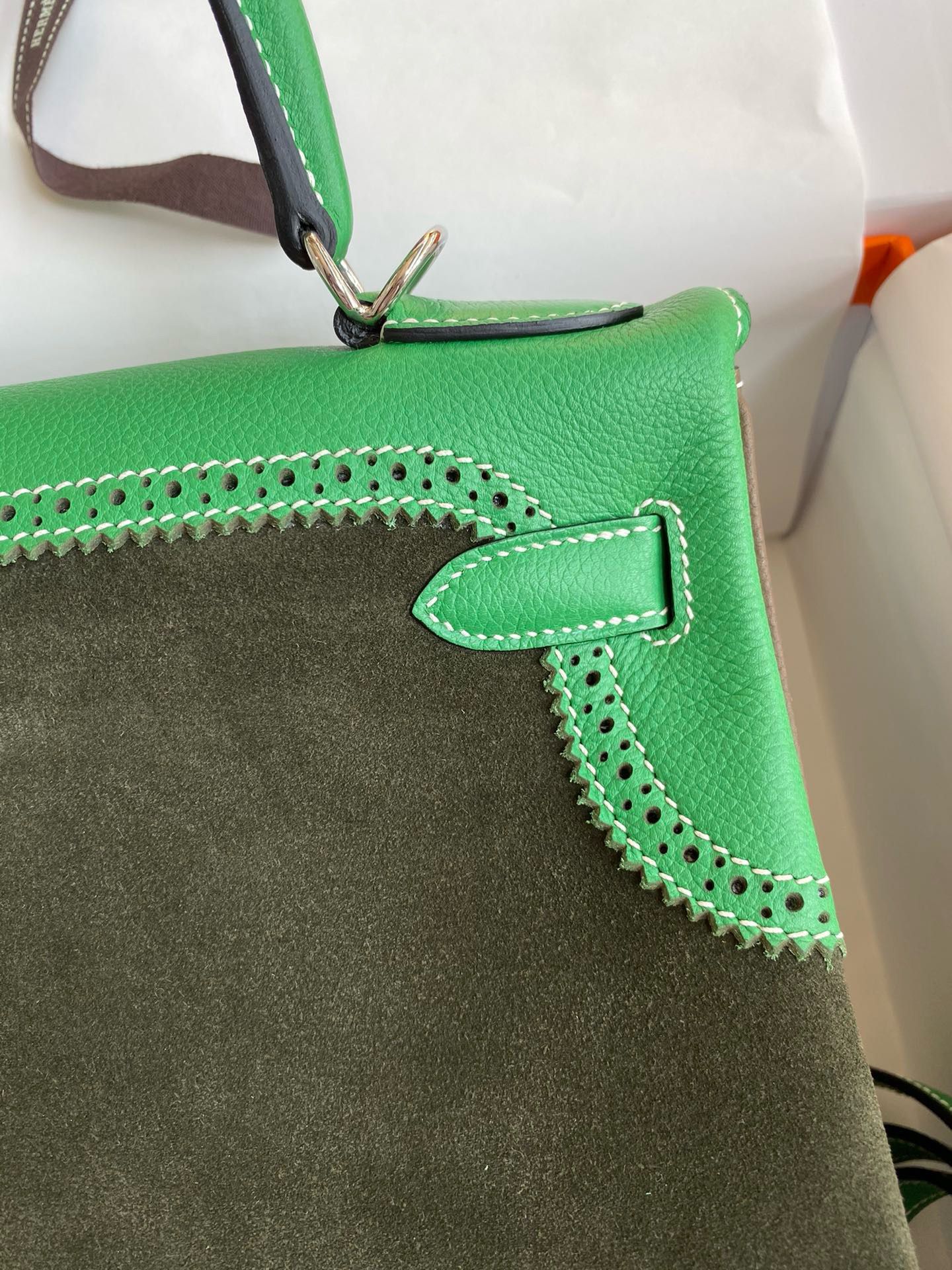 Hermes Kelly 28 Ghillies Grizzly Bag in Bambou Evercolor and Olive Veau Doblis - Image 6