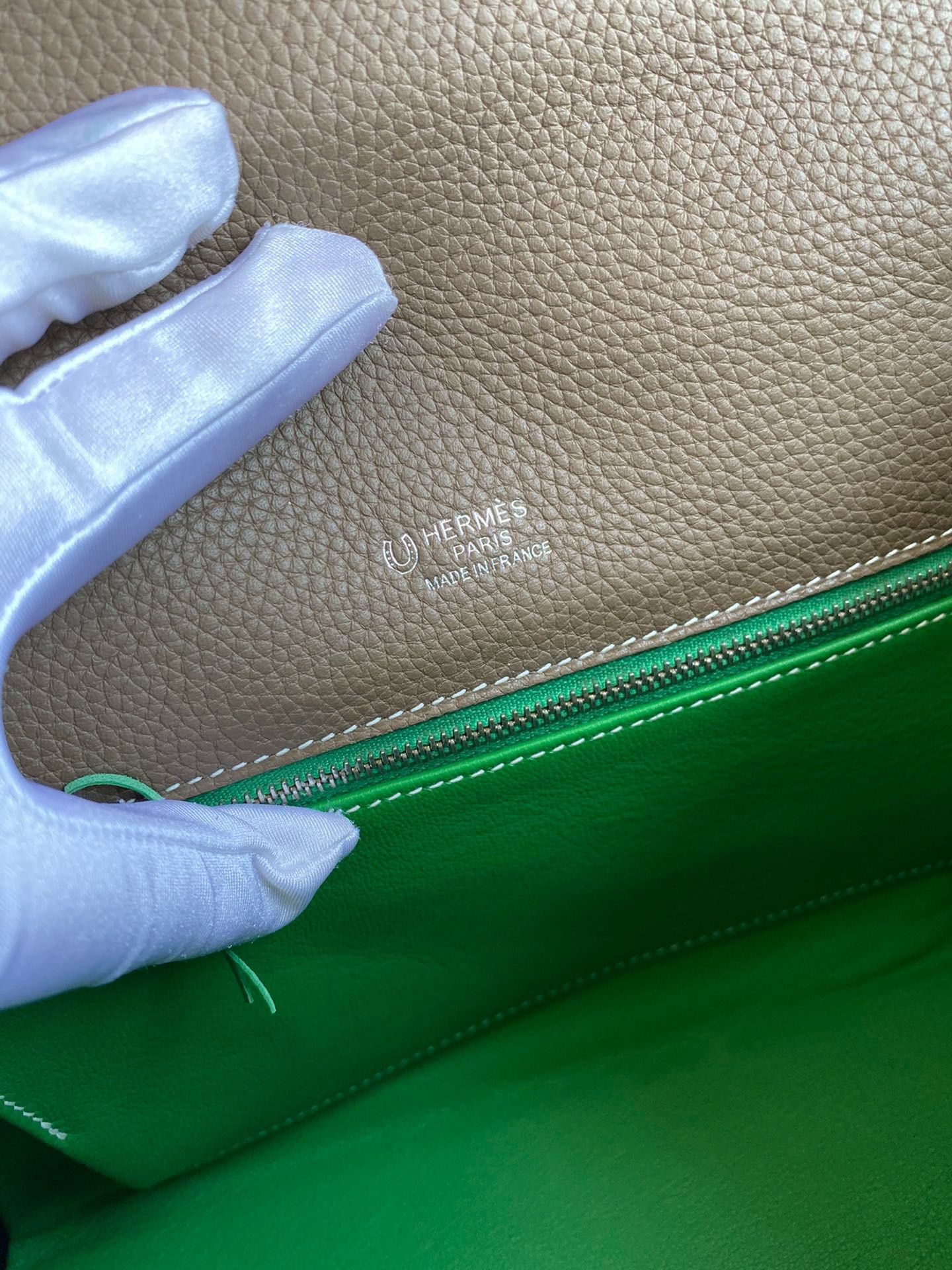 Hermes Kelly 28 Ghillies Grizzly Bag in Bambou Evercolor and Olive Veau Doblis - Image 7