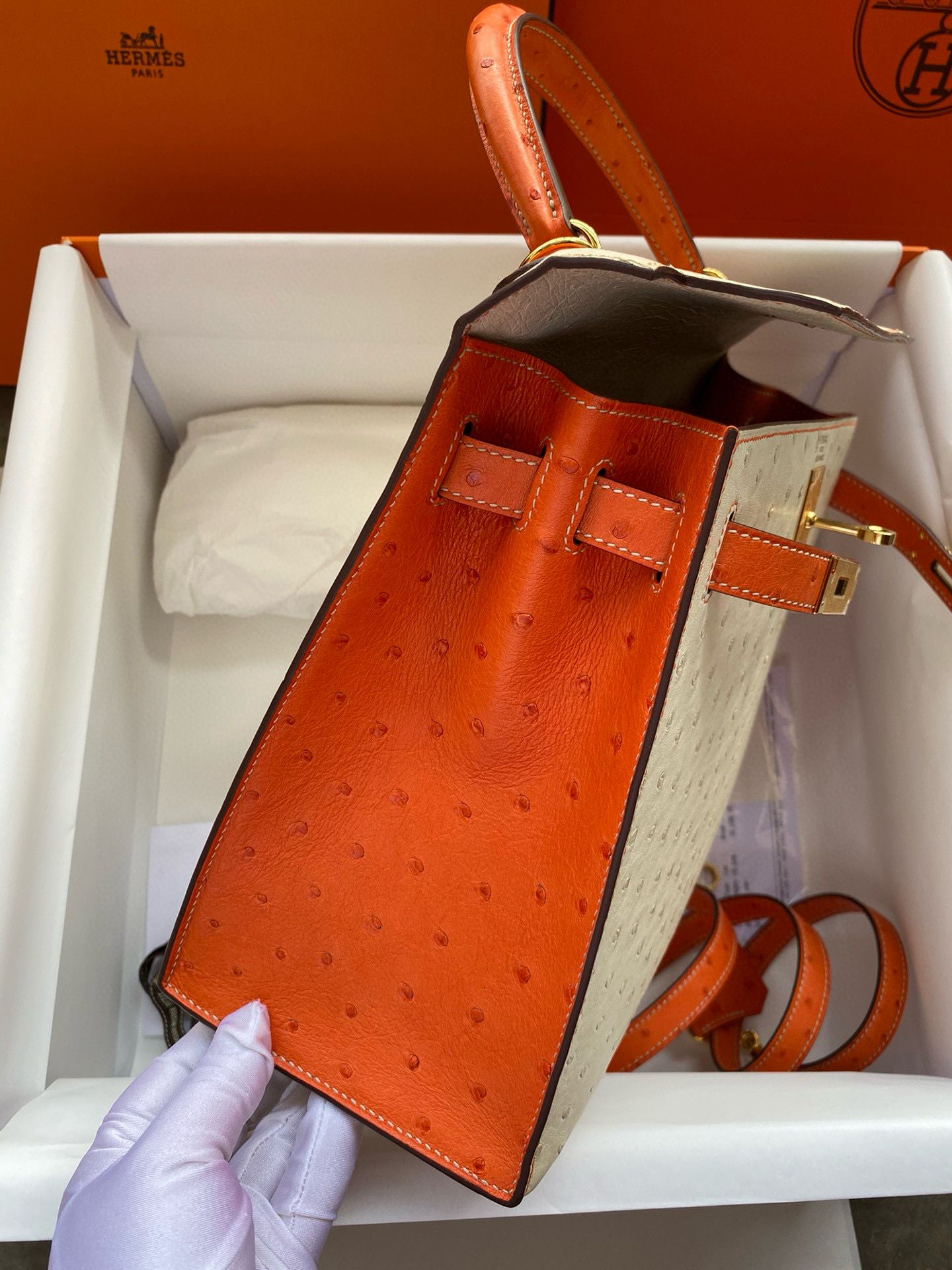 Hermes HSS Kelly 28 Bicolor Bag in Parchemin and Orange Ostrich Leather - Image 9