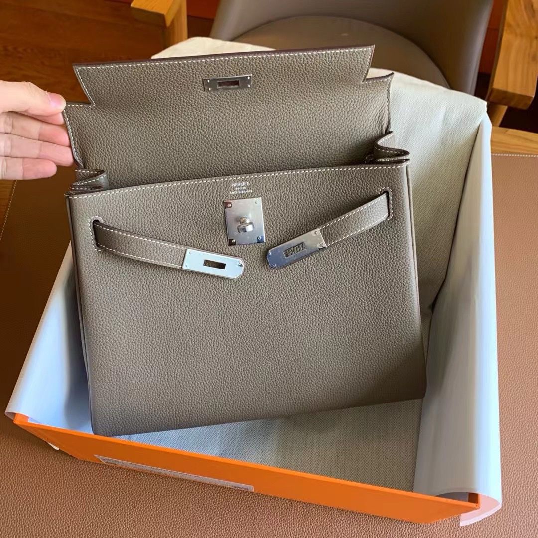 Hermes Kelly Retourne 28 Handmade Bag In Taupe Togo Leather - Image 10