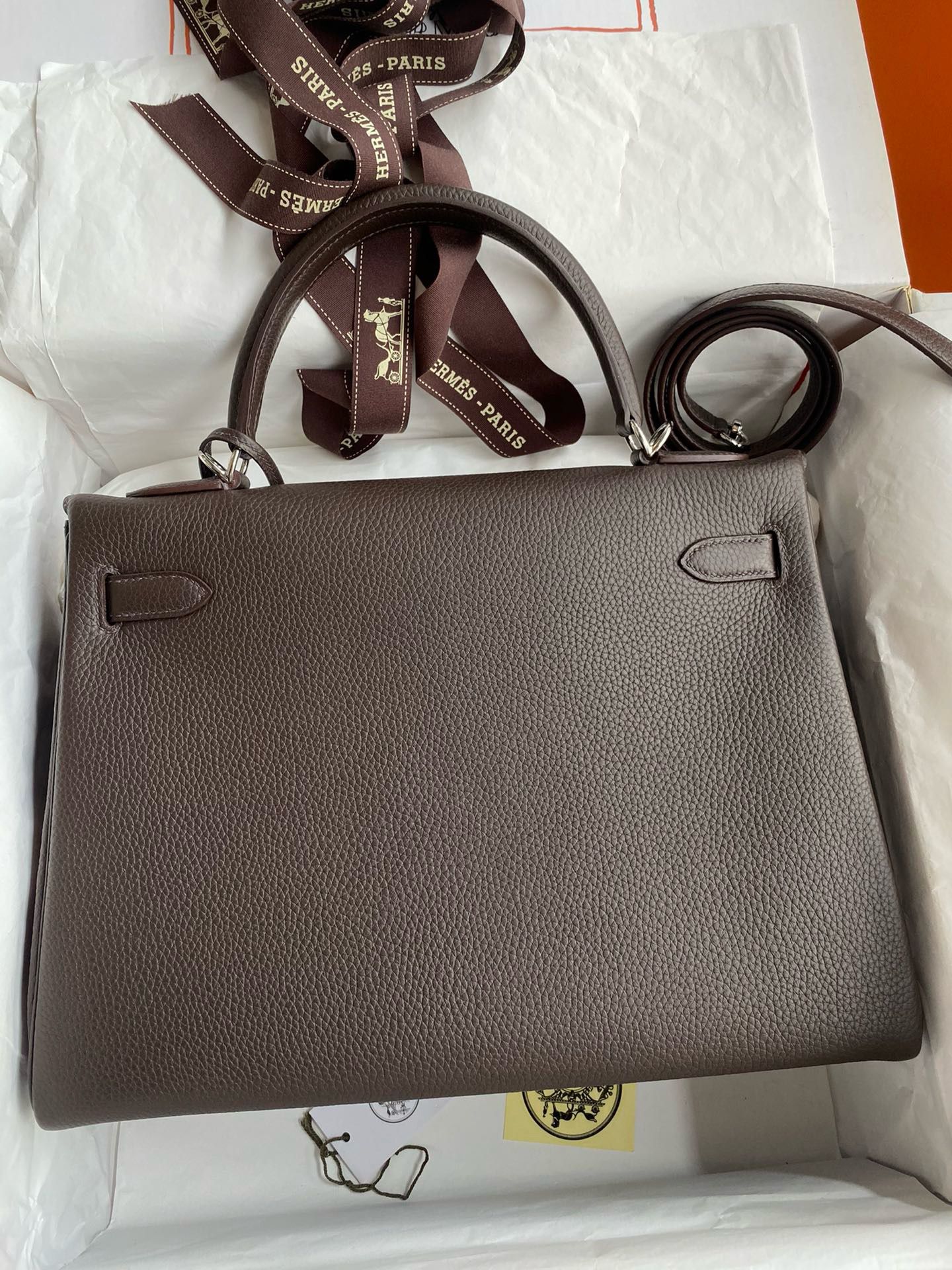 Hermes Kelly Retourne 32 Handmade Bag in Chocolat Clemence Leather - Image 3