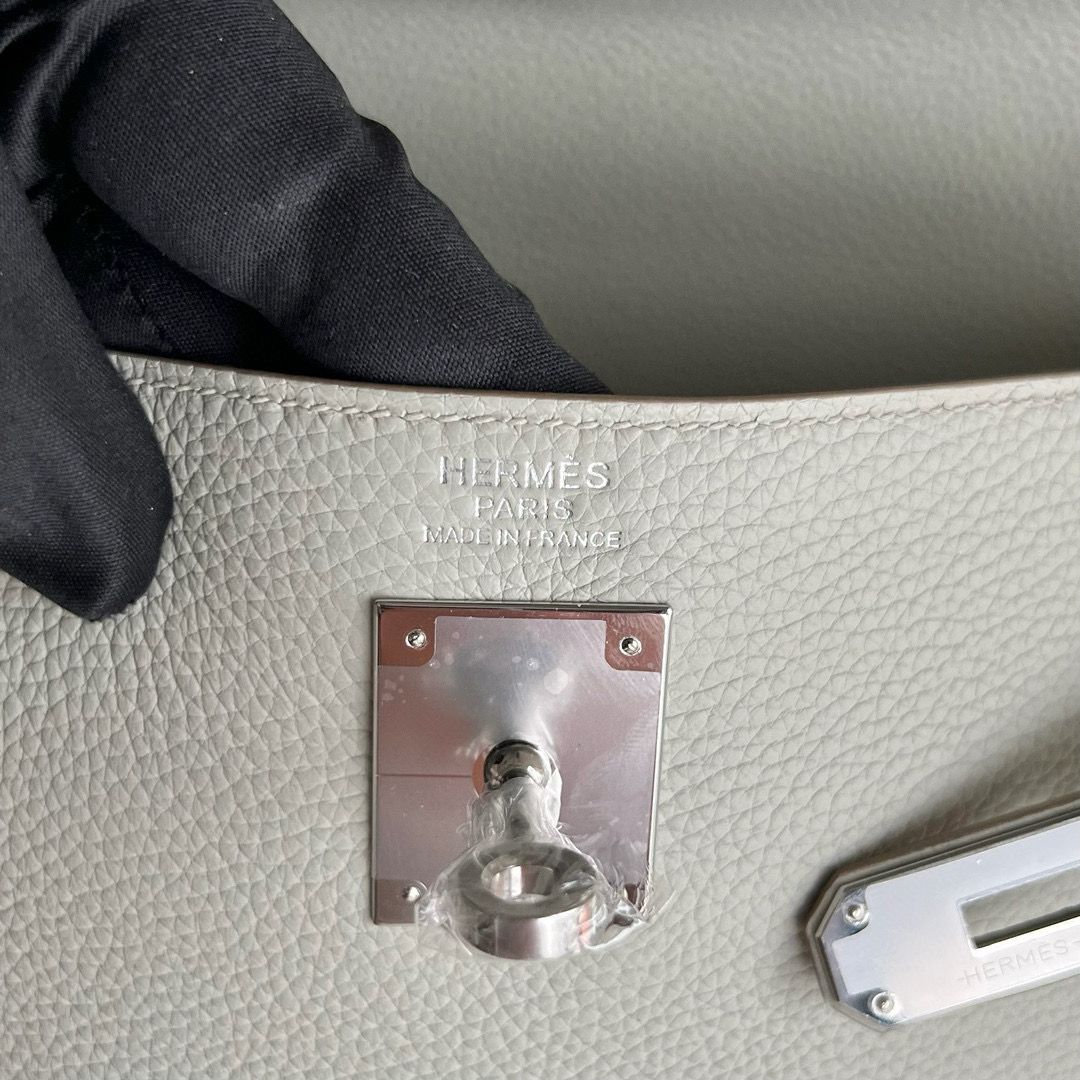 Hermes Kelly Retourne 32 Handmade Bag in Pearl Grey Clemence Leather - Image 4