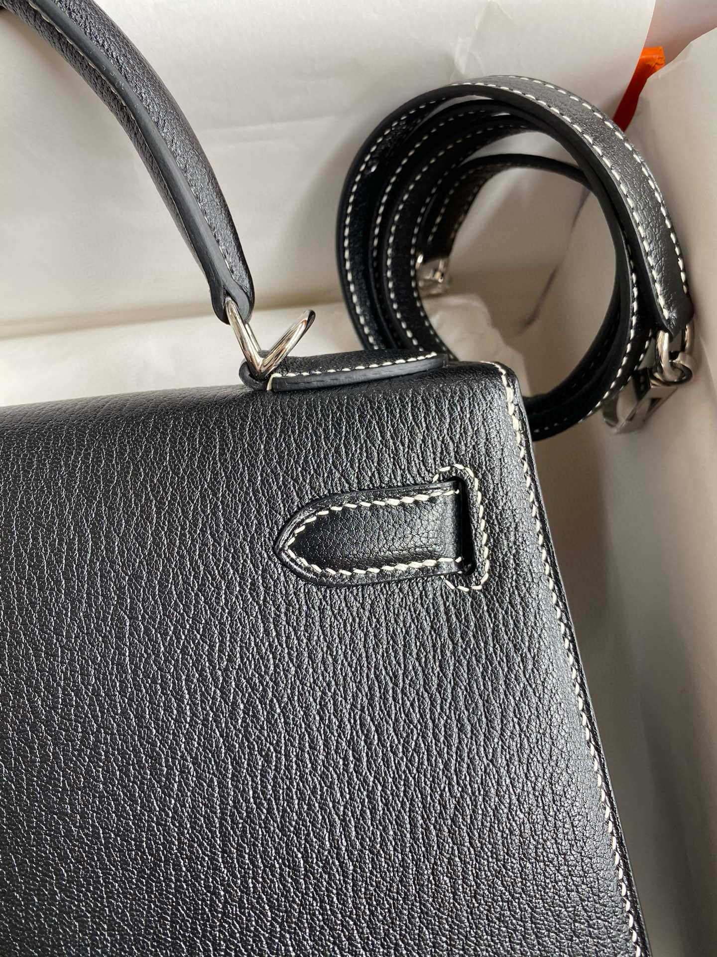 Hermes Kelly Sellier 28 Verso Handmade Bag in Black and Red Mysore Chevre Goatskin - Image 5