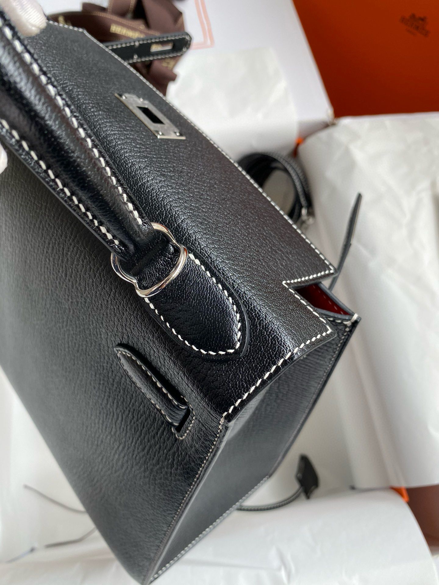 Hermes Kelly Sellier 28 Verso Handmade Bag in Black and Red Mysore Chevre Goatskin - Image 7