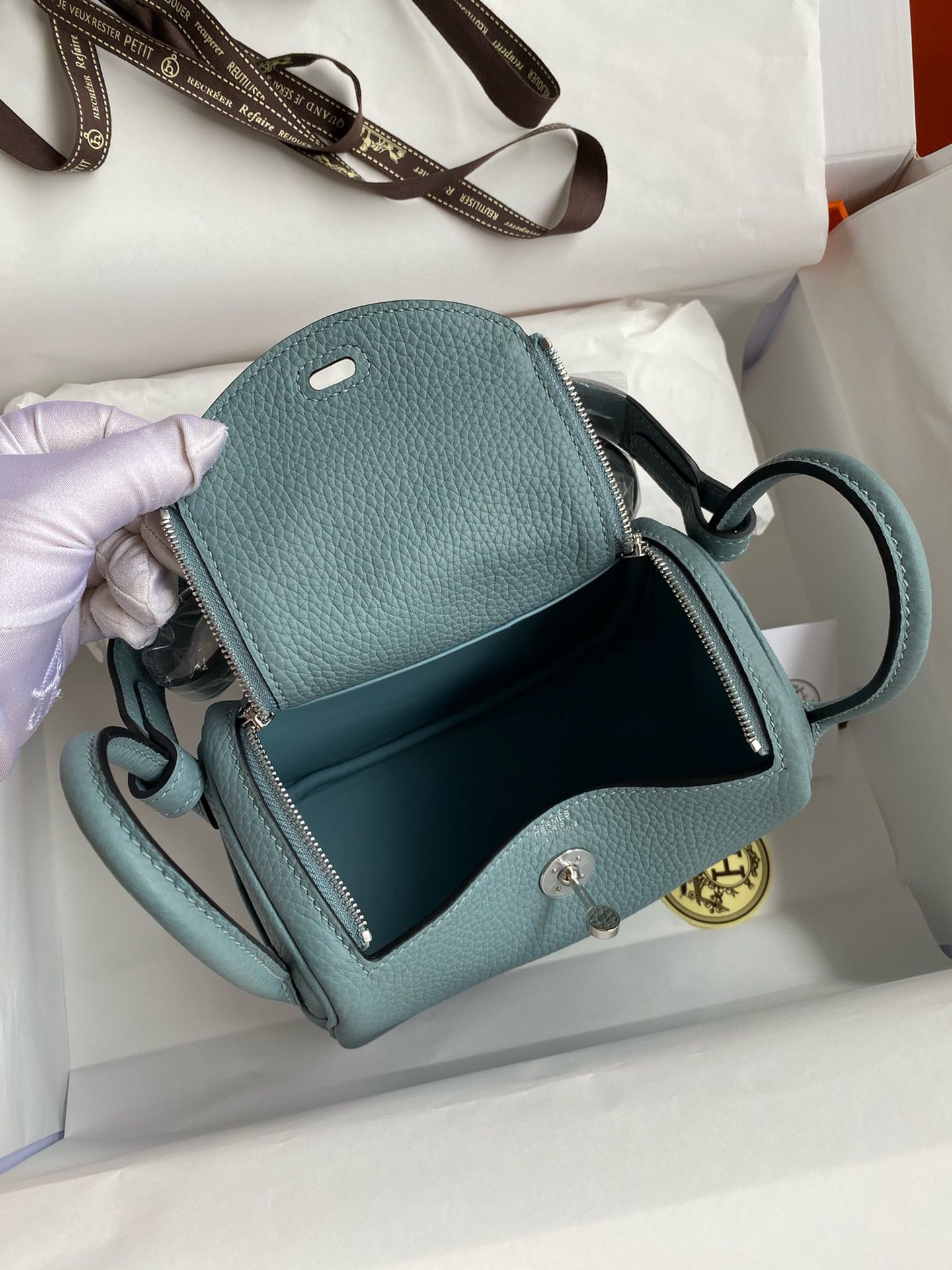 Hermes Mini Lindy Handmade Bag In Ciel Clemence Leather - Image 7