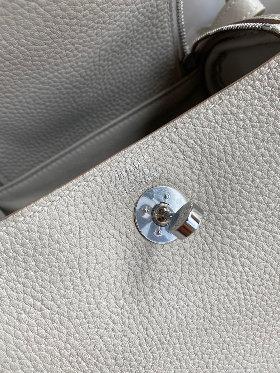 Hermes Mini Lindy Handmade Bag In Pearl Grey Clemence Leather - Image 10