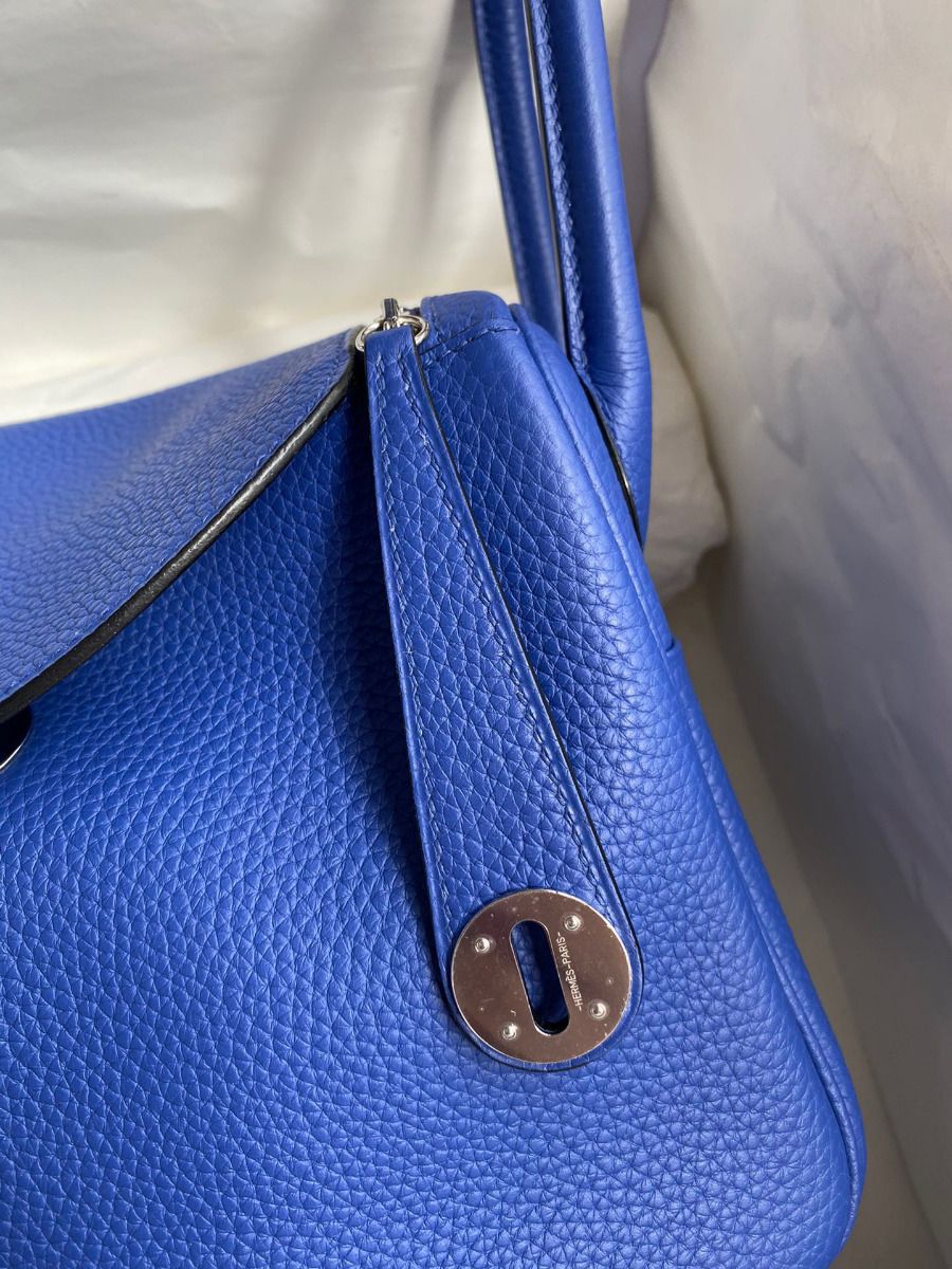 Hermes Lindy 26 Handmade Bag In Blue Electric Clemence Leather - Image 4