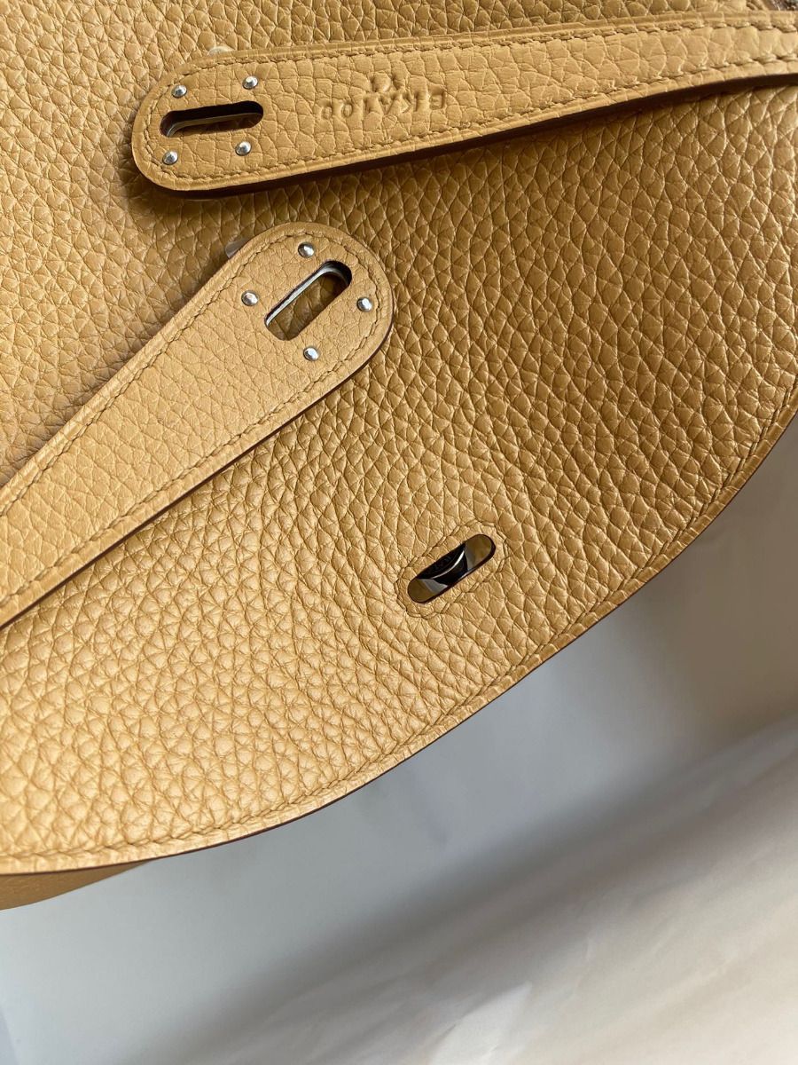 Hermes Lindy 26 Handmade Bag In Biscuit Clemence Leather - Image 7