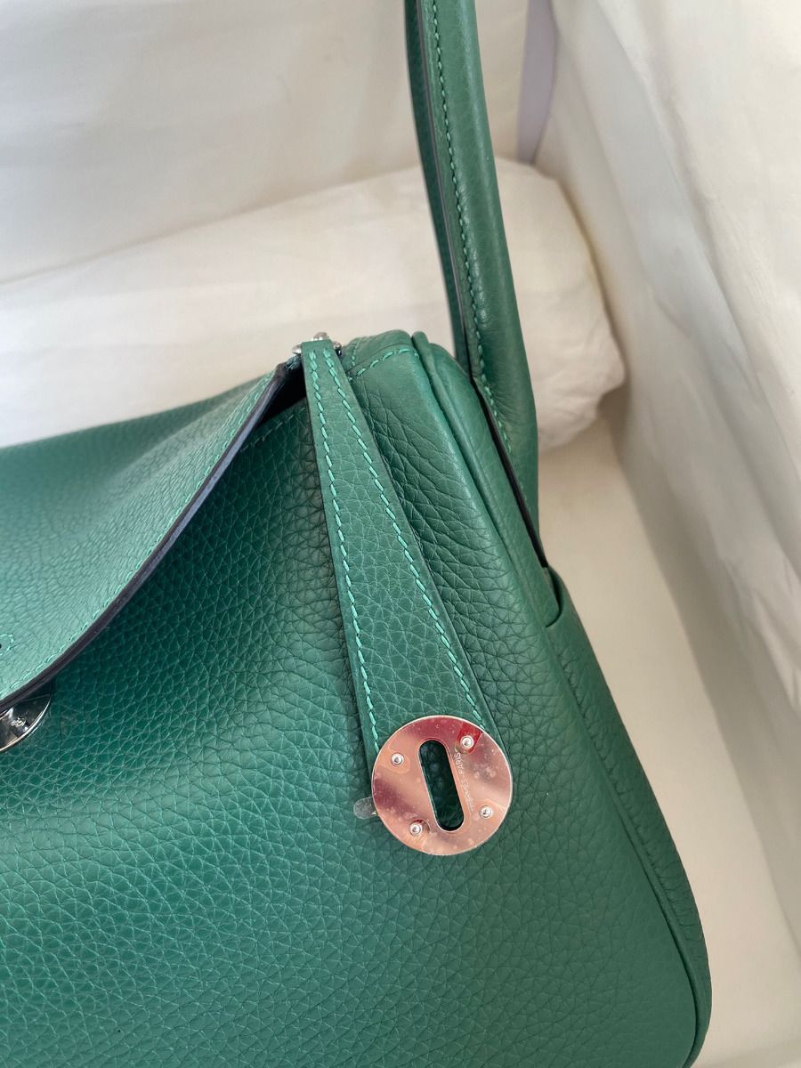 Hermes Lindy 26 Handmade Bag In Malachite Clemence Leather - Image 4