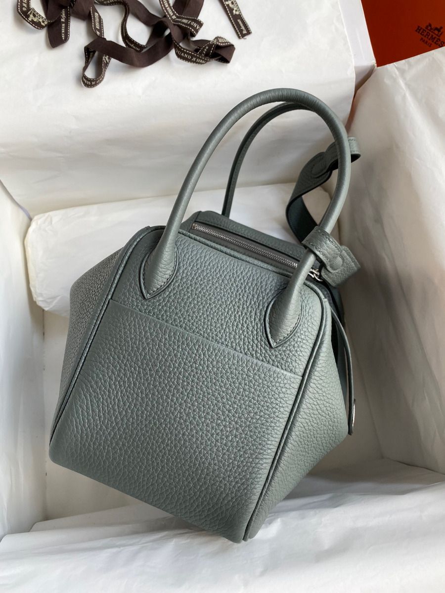 Hermes Lindy 26 Handmade Bag In Vert Amande Clemence Leather - Image 3