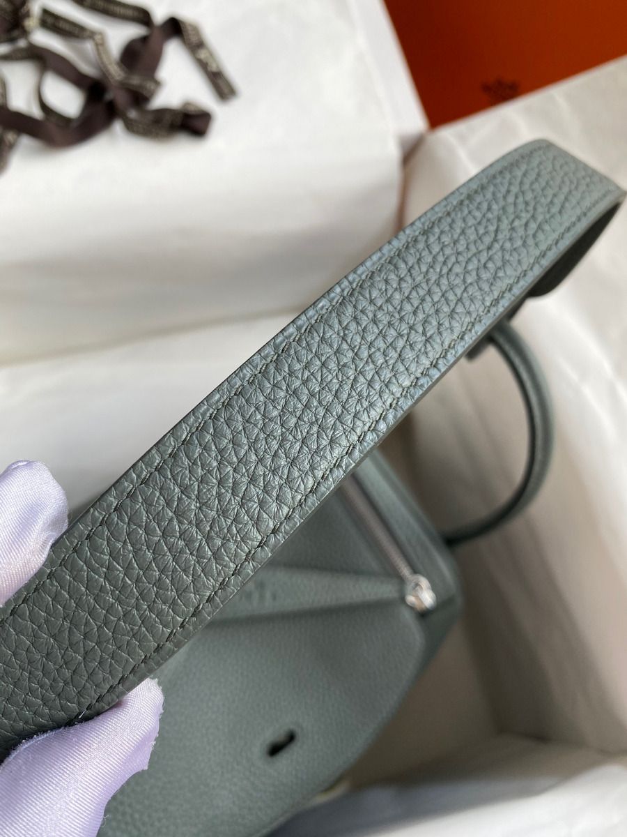 Hermes Lindy 26 Handmade Bag In Vert Amande Clemence Leather - Image 8