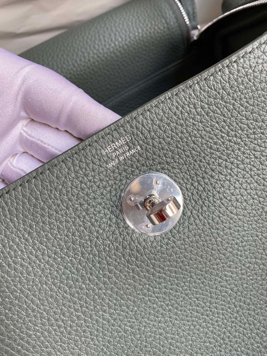 Hermes Lindy 26 Handmade Bag In Vert Amande Clemence Leather - Image 10