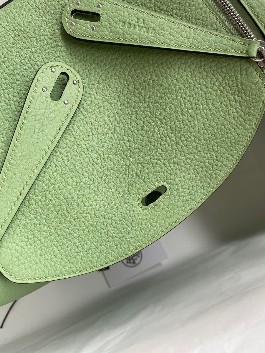 Hermes Lindy 26 Handmade Bag In Vert Criquet Clemence Leather - Image 7