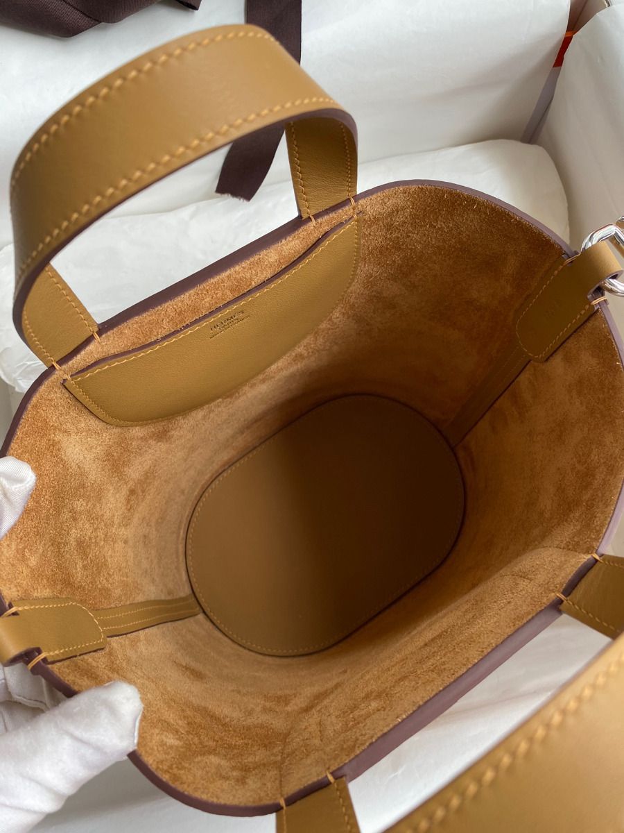 Hermes In The Loop 18 Handmade Bag in Biscuit Clemence Leather - Image 6