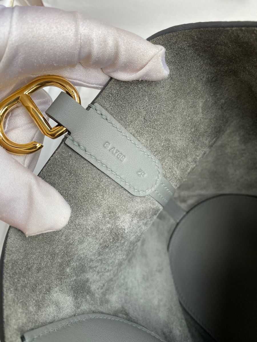 Hermes In The Loop 18 Handmade Bag in Gris Meyer Clemence Leather - Image 9