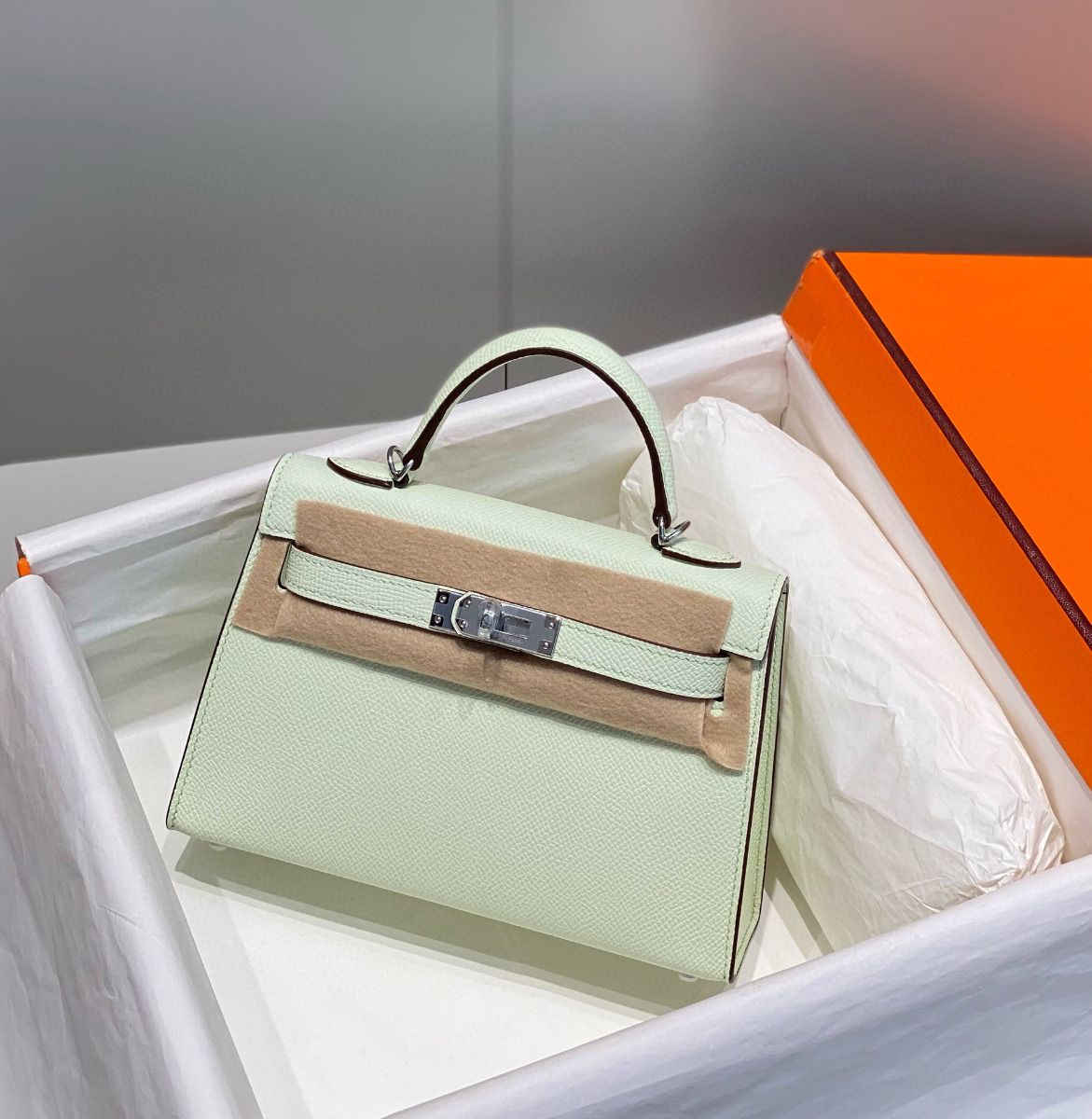 Hermes Kelly Mini II Bag In Vert Fizz Epsom Leather PHW - Image 3