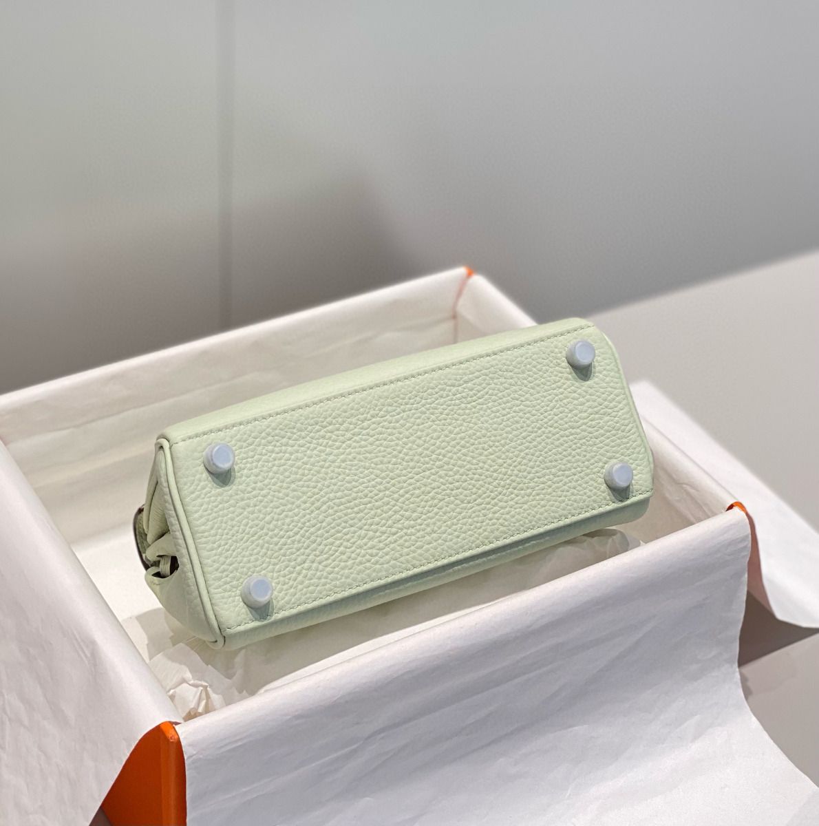 Hermes Kelly 20cm Bag In Vert Fizz Clemence Leather PHW - Image 6