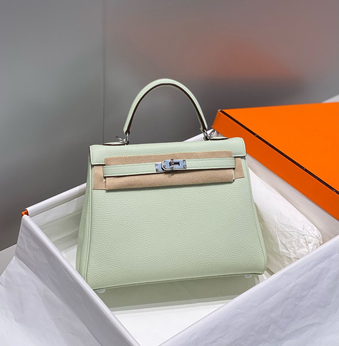 Hermes Kelly 25cm Retourne Bag In Vert Fizz Clemence Leather - Image 3