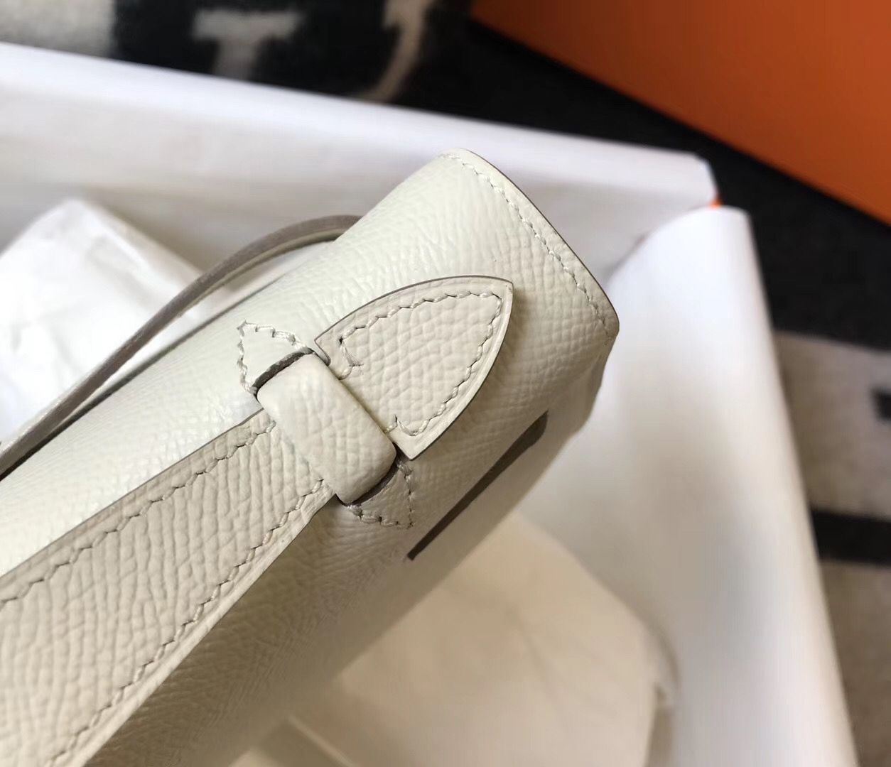 Hermes Kelly Pochette Bag In White Epsom Leather - Image 6