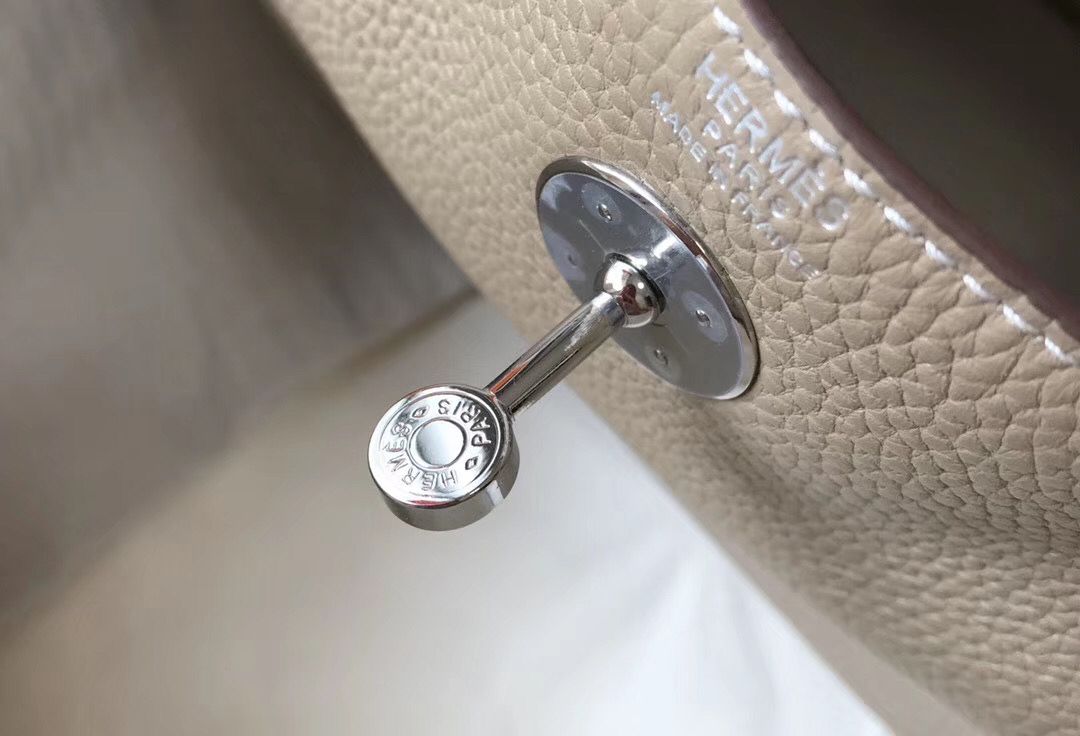 Hermes Lindy 26cm Bag In Gris Tourterelle Clemence Leather PHW - Image 7