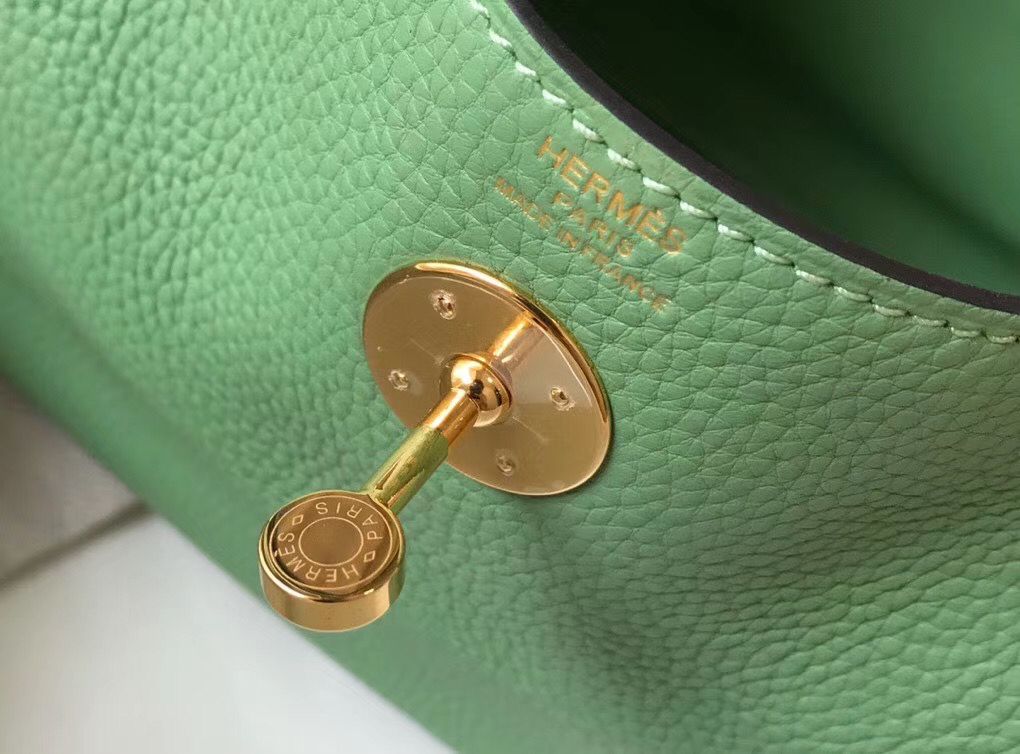 Hermes Lindy 26cm Bag In Vert Criquet Clemence Leather GHW - Image 7