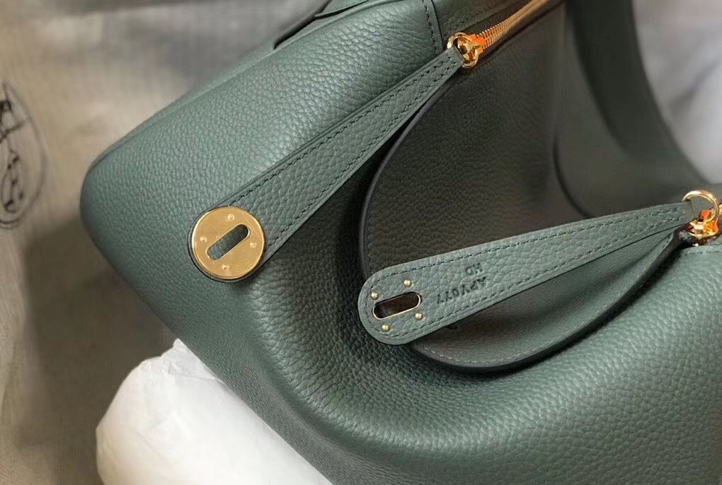 Hermes Lindy 30cm Bag In Vert Amande Clemence Leather GHW - Image 4