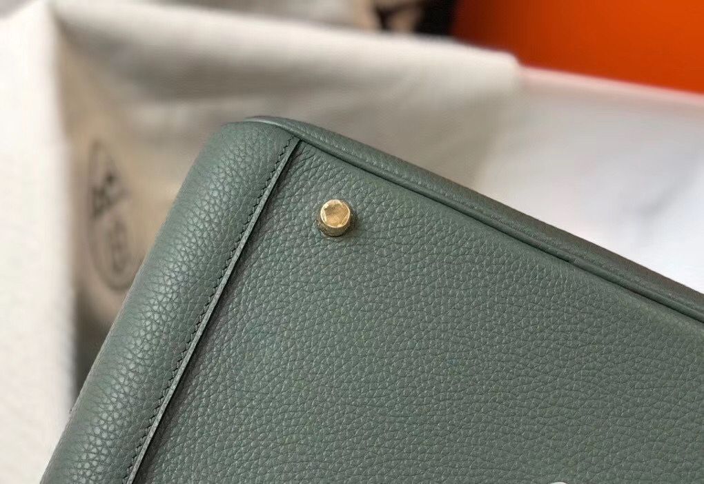 Hermes Lindy 30cm Bag In Vert Amande Clemence Leather GHW - Image 9
