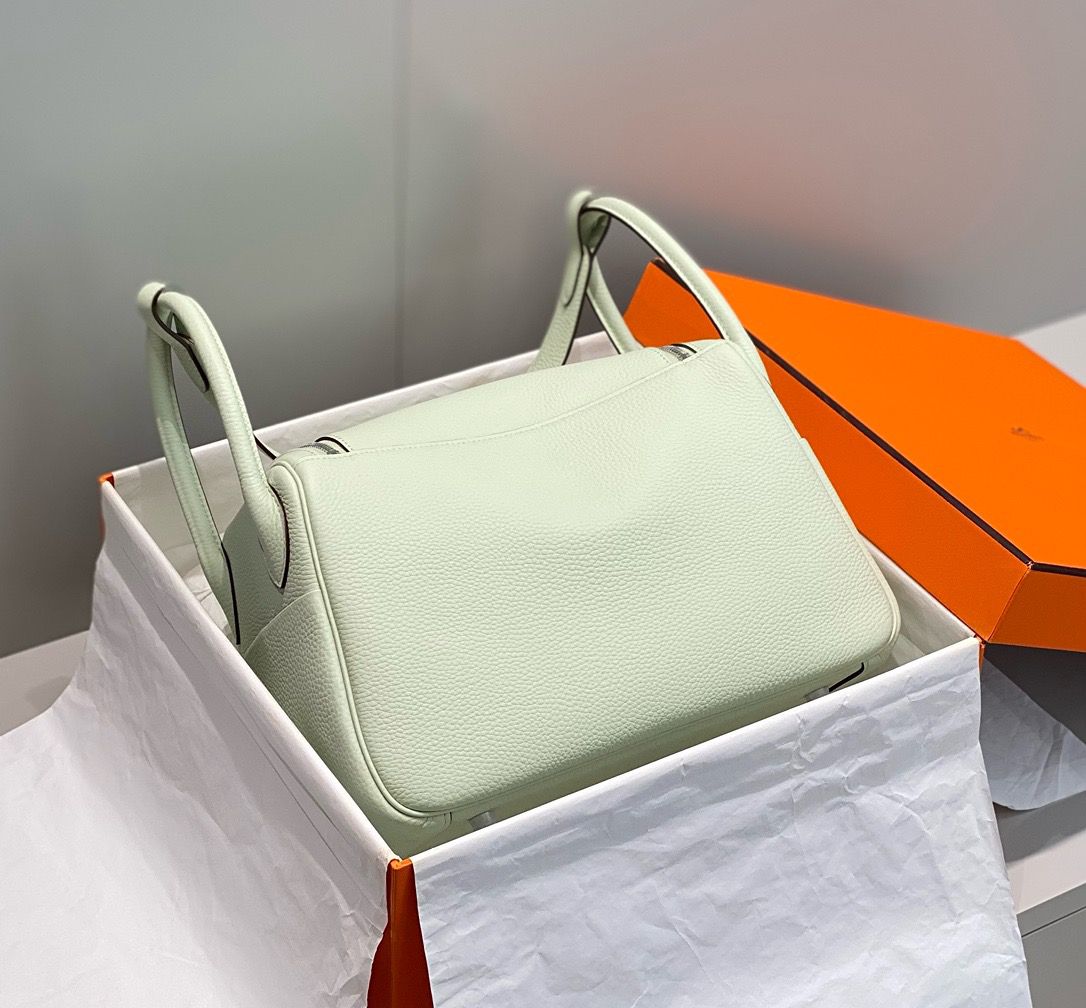 Hermes Lindy 30cm Bag In Vert Fizz Clemence Leather PHW - Image 3